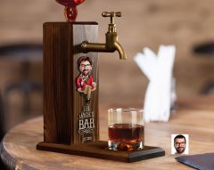 BK Gift Kişiye Özel Kabartma Karikatürlü İsimli Musluklu Ahşap Viski Standı, Viski Çeşmesi, Doğum Günü Hediyesi, Ev Hediyesi, İçecek Dispenseri-5