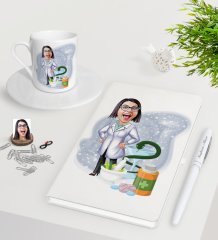 Kişiye Özel Bayan Eczacı Karikatürlü Beyaz Defter Kalem Türk Kahvesi Fincanı Seti-2