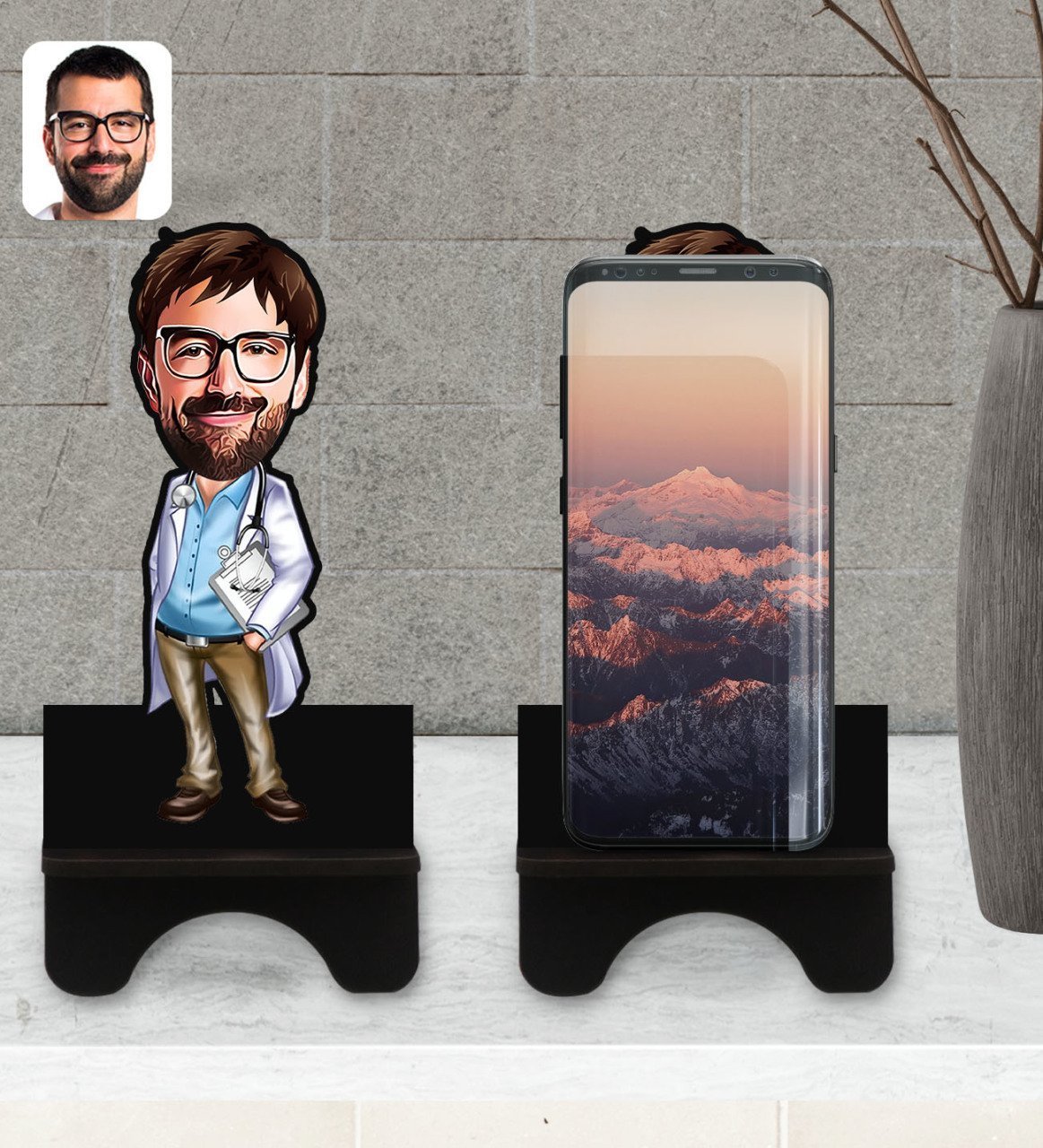 Kişiye Özel Erkek Doktor Karikatürlü Ahşap Biblo Telefon Standı-8