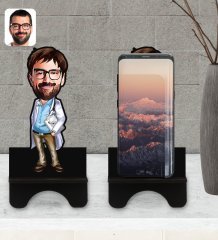 Kişiye Özel Erkek Doktor Karikatürlü Ahşap Biblo Telefon Standı-8
