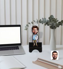 Kişiye Özel Erkek Doktor Karikatürlü Ahşap Biblo Telefon Standı-8