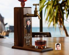 BK Gift Kişiye Özel Kabartma Karikatürlü İsimli Musluklu Ahşap Viski Standı, Viski Çeşmesi, Doğum Günü Hediyesi, Ev Hediyesi, İçecek Dispenseri-4