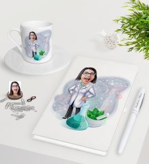 Kişiye Özel Bayan Eczacı Karikatürlü Beyaz Defter Kalem Türk Kahvesi Fincanı Seti-1