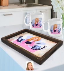 Kişiye Özel Kadın Sınıf Öğretmeni Karikatürlü Doğal Ahşap Tepsi ve 2’li Kupa Bardak Seti-2