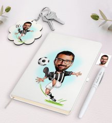 Kişiye Özel Siyah Beyaz Futbolcu Karikatürlü Beyaz Defter Kalem ve Anahtarlık Hediye Seti