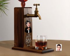 BK Gift Kişiye Özel Kabartma Karikatürlü İsimli Musluklu Ahşap Viski Standı, Viski Çeşmesi, Doğum Günü Hediyesi, Ev Hediyesi, İçecek Dispenseri-3
