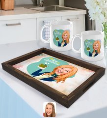 Kişiye Özel Kadın Sınıf Öğretmeni Karikatürlü Doğal Ahşap Tepsi ve 2’li Kupa Bardak Seti-1