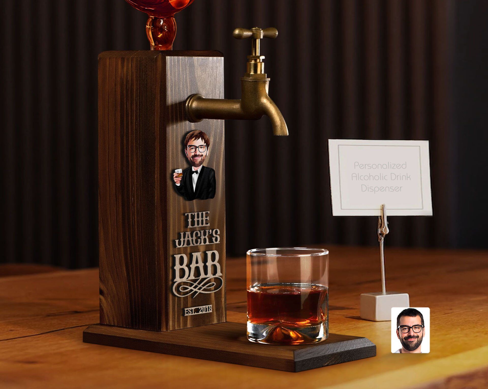 BK Gift Kişiye Özel Kabartma Karikatürlü İsimli Musluklu Ahşap Viski Standı, Viski Çeşmesi, Doğum Günü Hediyesi, Ev Hediyesi, İçecek Dispenseri-2