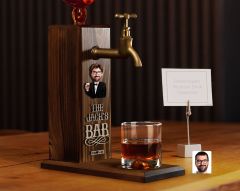 BK Gift Kişiye Özel Kabartma Karikatürlü İsimli Musluklu Ahşap Viski Standı, Viski Çeşmesi, Doğum Günü Hediyesi, Ev Hediyesi, İçecek Dispenseri-2