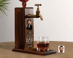 BK Gift Kişiye Özel Kabartma Karikatürlü İsimli Musluklu Ahşap Viski Standı, Viski Çeşmesi, Doğum Günü Hediyesi, Ev Hediyesi, İçecek Dispenseri-2