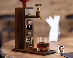 BK Gift Kişiye Özel Kabartma Karikatürlü İsimli Musluklu Ahşap Viski Standı, Viski Çeşmesi, Doğum Günü Hediyesi, Ev Hediyesi, İçecek Dispenseri-2
