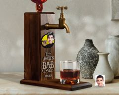 BK Gift Kişiye Özel Kabartma Karikatürlü İsimli Musluklu Ahşap Viski Standı, Viski Çeşmesi, Doğum Günü Hediyesi, Ev Hediyesi, İçecek Dispenseri-1