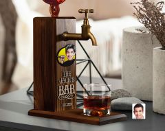 BK Gift Kişiye Özel Kabartma Karikatürlü İsimli Musluklu Ahşap Viski Standı, Viski Çeşmesi, Doğum Günü Hediyesi, Ev Hediyesi, İçecek Dispenseri-1