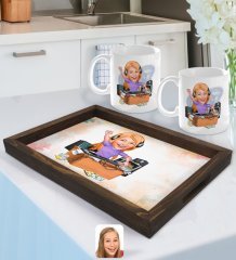 Kişiye Özel Kadın Radyocu Karikatürlü Doğal Ahşap Tepsi ve 2’li Kupa Bardak Seti-1