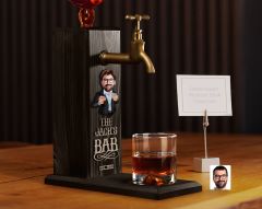 BK Gift Kişiye Özel Kabartma Karikatürlü İsimli Musluklu Siyah Ahşap Viski Standı, Viski Çeşmesi, Doğum Günü Hediyesi, Ev Hediyesi, İçecek Dispenseri-1