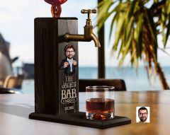 BK Gift Kişiye Özel Kabartma Karikatürlü İsimli Musluklu Siyah Ahşap Viski Standı, Viski Çeşmesi, Doğum Günü Hediyesi, Ev Hediyesi, İçecek Dispenseri-1
