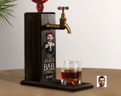 BK Gift Kişiye Özel Kabartma Karikatürlü İsimli Musluklu Siyah Ahşap Viski Standı, Viski Çeşmesi, Doğum Günü Hediyesi, Ev Hediyesi, İçecek Dispenseri-1