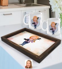 Kişiye Özel Kadın Fotoğrafçı Karikatürlü Doğal Ahşap Tepsi ve 2’li Kupa Bardak Seti-1