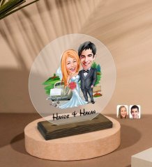 Kişiye Özel Evleniyoruz Karikatürlü Yuvarlak Ahşap Standlı Biblo-1