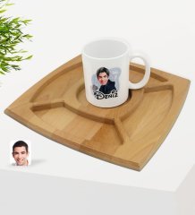 Kişiye Özel Erkek Karikatürlü Beyaz Kupa ve Doğal Masif Ahşap 4 Bölmeli Sunum Tabağı Çerezlik Hediye Seti-63