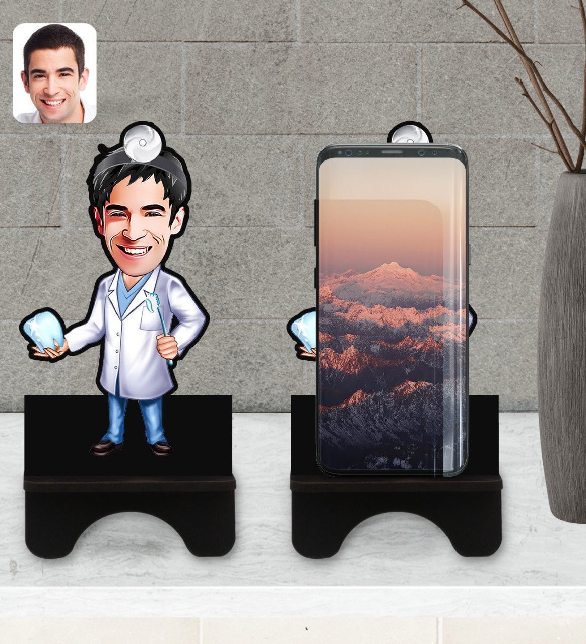 Kişiye Özel Erkek Diş Hekimi Karikatürlü Ahşap Biblo Telefon Standı-3