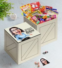 Kişiye Özel Bayan Kolay Yetişmiyor Karikatürlü Ahşap Kutuda Nostaljik Lezzetler Hediye Seti-2