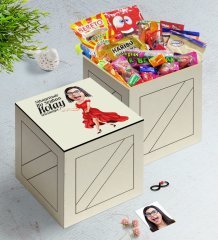 Kişiye Özel Bayan Kolay Yetişmiyor Karikatürlü Ahşap Kutuda Nostaljik Lezzetler Hediye Seti-1