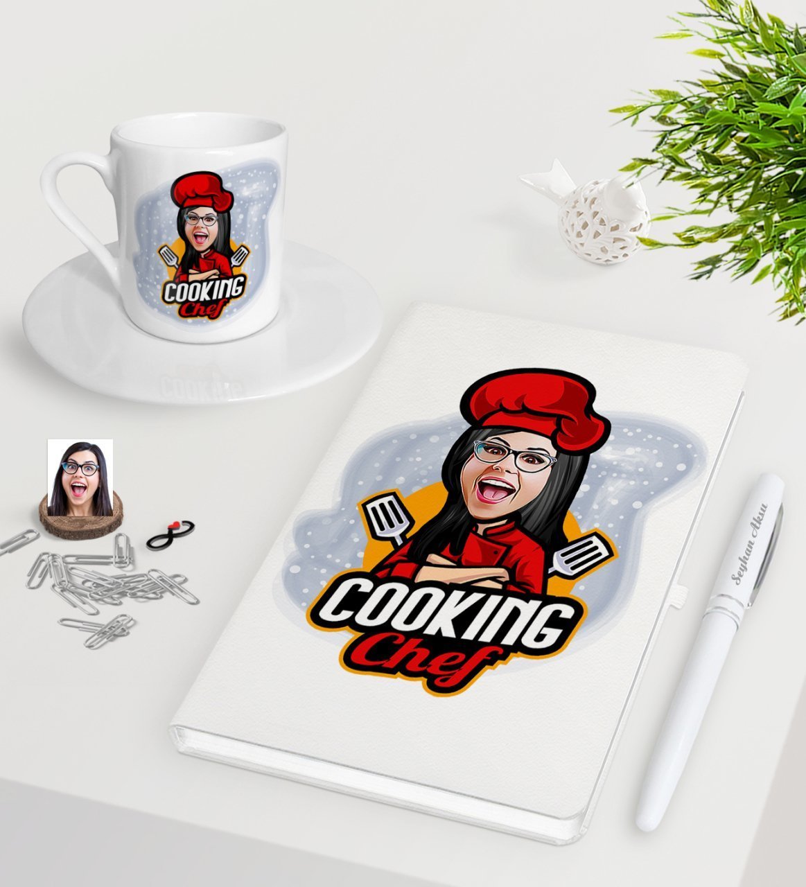 Kişiye Özel Bayan Chef Karikatürlü Beyaz Defter Kalem Türk Kahvesi Fincanı Seti-11