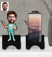 Kişiye Özel Erkek Cerrah Karikatürlü Ahşap Biblo Telefon Standı-1