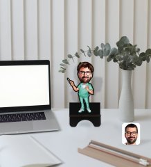 Kişiye Özel Erkek Cerrah Karikatürlü Ahşap Biblo Telefon Standı-1