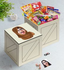 Kişiye Özel Tesettürlü Bayan Karikatürlü Ahşap Kutuda Nostaljik Lezzetler Hediye Seti-1
