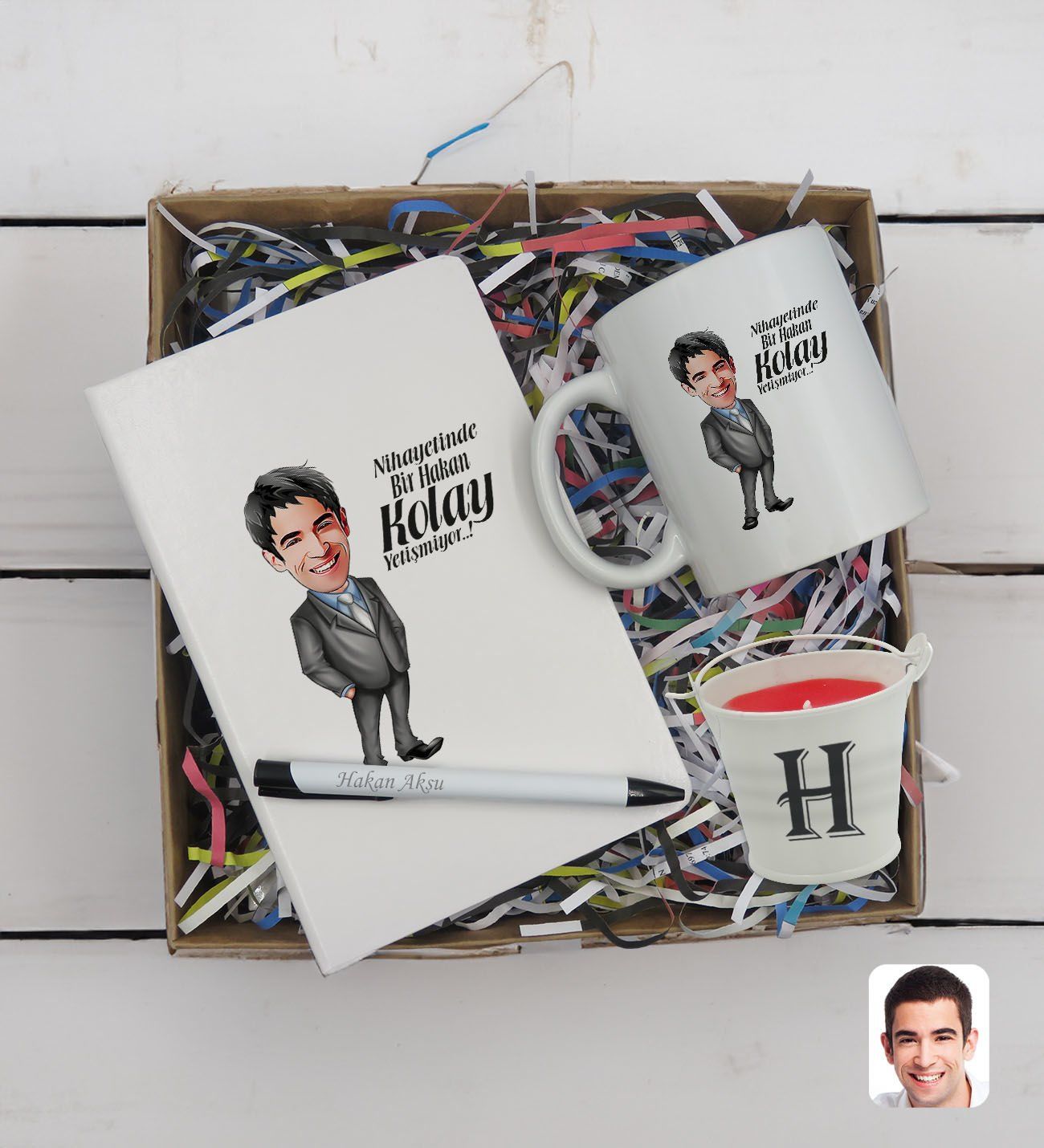 BK Gift Kişiye Özel Karikatür Tasarımlı Defter Kalem Kupa ve Mini Kovada Kokulu Mum Hediye Seti-1, Arkadaşa Hediye, Sevgiliye Hediye, Yeni İş Hediyesi