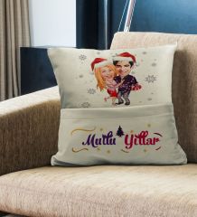 BK Gift Kişiye Özel Yılbaşı Karikatür Tasarımlı Organizer Kumanda ve Atıştırmalık Cepli Krem Kırlent Yastık- 1, Yılbaşı Hediyesi, Yeni Yıl Hediyeleri