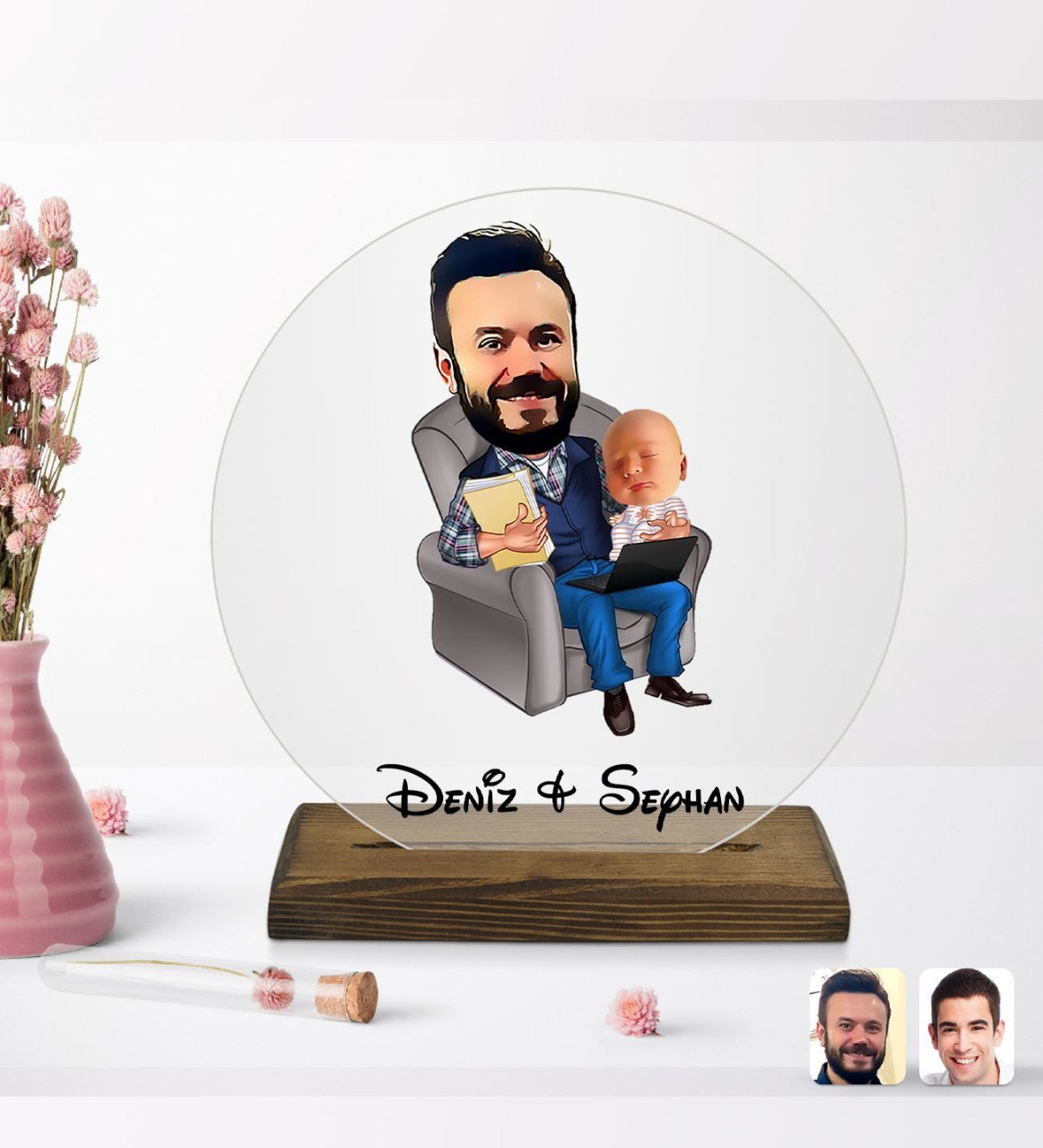 Kişiye Özel Baba Oğul Karikatürlü Yuvarlak Ahşap Standlı Biblo-1