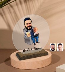 Kişiye Özel Baba Oğul Karikatürlü Yuvarlak Ahşap Standlı Biblo-1