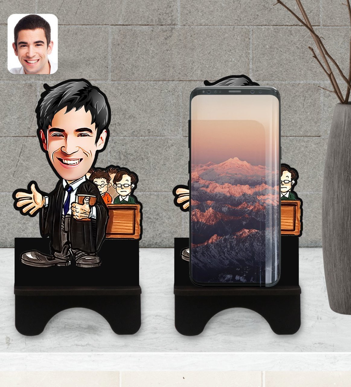 Kişiye Özel Erkek Avukat Karikatürlü Ahşap Biblo Telefon Standı-2