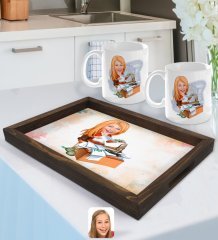 Kişiye Özel Kadın Patron Karikatürlü Doğal Ahşap Tepsi ve 2’li Kupa Bardak Seti-6