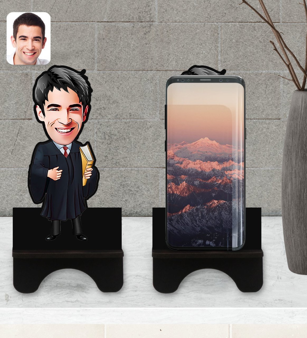 Kişiye Özel Erkek Avukat Karikatürlü Ahşap Biblo Telefon Standı-1