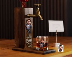 BK Gift Kabartmalı Karikatür Figürlü Musluklu Ahşap İçki Standı ve Viski Bardağı Hediye Seti, Arkadaşa Hediye, Sevgiliye Hediye-10