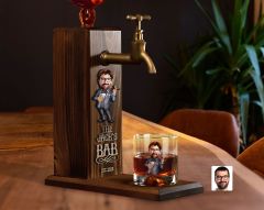 BK Gift Kabartmalı Karikatür Figürlü Musluklu Ahşap İçki Standı ve Viski Bardağı Hediye Seti, Arkadaşa Hediye, Sevgiliye Hediye-10