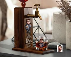 BK Gift Kabartmalı Karikatür Figürlü Musluklu Ahşap İçki Standı ve Viski Bardağı Hediye Seti, Arkadaşa Hediye, Sevgiliye Hediye-10