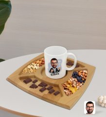 Kişiye Özel Erkek Karikatürlü Beyaz Kupa ve Doğal Masif Ahşap 4 Bölmeli Sunum Tabağı Çerezlik Hediye Seti-50