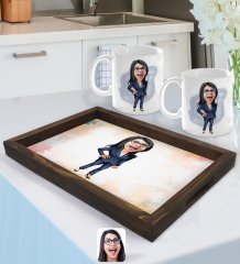 Kişiye Özel Kadın Patron Karikatürlü Doğal Ahşap Tepsi ve 2’li Kupa Bardak Seti-4