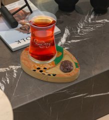 Kişiye Özel Modern Art Tasarımlı Doğal Ahşap Tabaklı Heybeli Çay Bardağı Sunum Seti Model 1