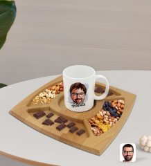 Kişiye Özel Erkek Yüz Karikatürlü Beyaz Kupa ve Doğal Masif Ahşap 4 Bölmeli Sunum Tabağı Çerezlik Hediye Seti-1