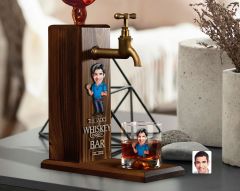 BK Gift Kabartmalı Karikatür Figürlü Musluklu Ahşap İçki Standı ve Viski Bardağı Hediye Seti, Arkadaşa Hediye, Sevgiliye Hediye-6