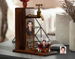 BK Gift Kabartmalı Karikatür Figürlü Musluklu Ahşap İçki Standı ve Viski Bardağı Hediye Seti, Arkadaşa Hediye, Sevgiliye Hediye-4