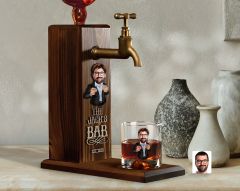 BK Gift Kabartmalı Karikatür Figürlü Musluklu Ahşap İçki Standı ve Viski Bardağı Hediye Seti, Arkadaşa Hediye, Sevgiliye Hediye-3