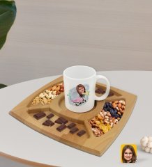 Kişiye Özel Deniz Kızı Karikatürlü Beyaz Kupa ve Doğal Masif Ahşap 4 Bölmeli Sunum Tabağı Çerezlik Hediye Seti-1