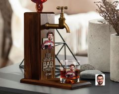 BK Gift Kabartmalı Karikatür Figürlü Musluklu Ahşap İçki Standı ve Viski Bardağı Hediye Seti, Arkadaşa Hediye, Sevgiliye Hediye-2